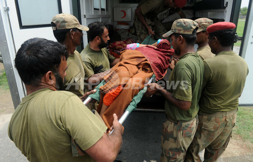 パキスタン洪水被災女性が路上で双子出産