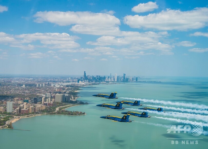 「アメリカストロング」 米海軍、医療従事者らに感謝のアクロバット飛行