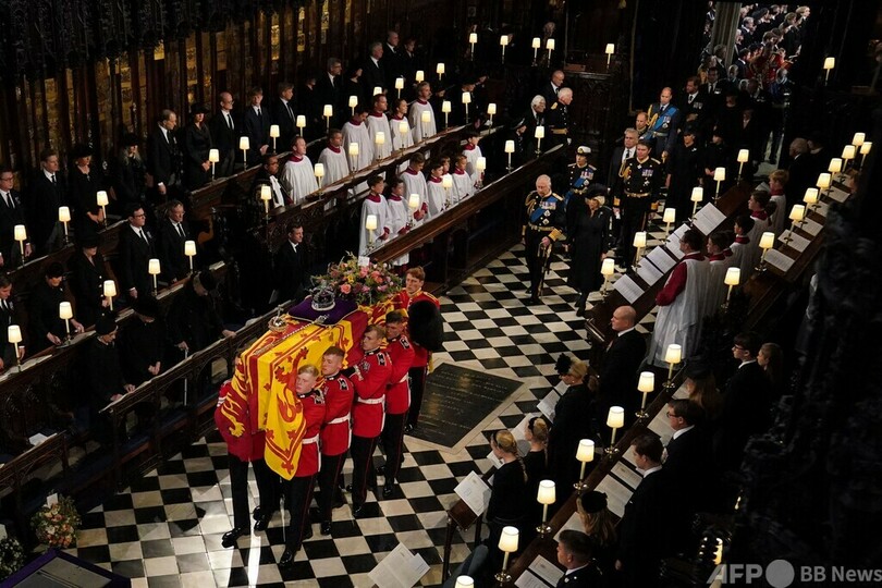 英女王のひつぎ、納棺堂に下ろされる 非公開で埋葬へ