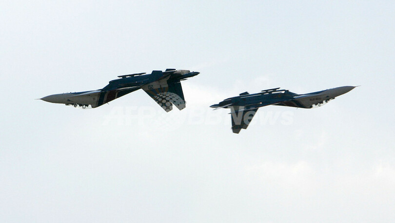 ロシア国際航空見本市で曲芸飛行