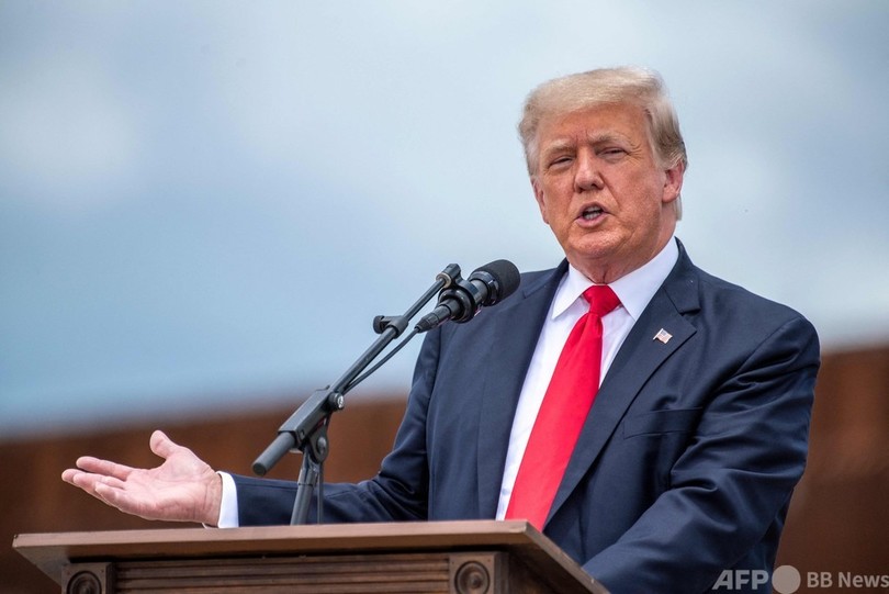 トランプ氏が米メキシコ国境を視察、「危険な」移民急増を警告