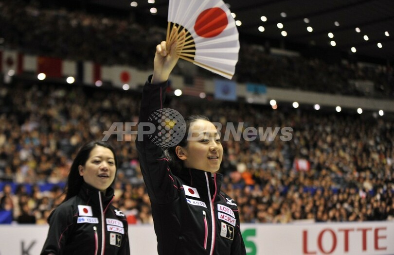 日本が首位発進、浅田は5位 世界フィギュアスケート国別対抗戦