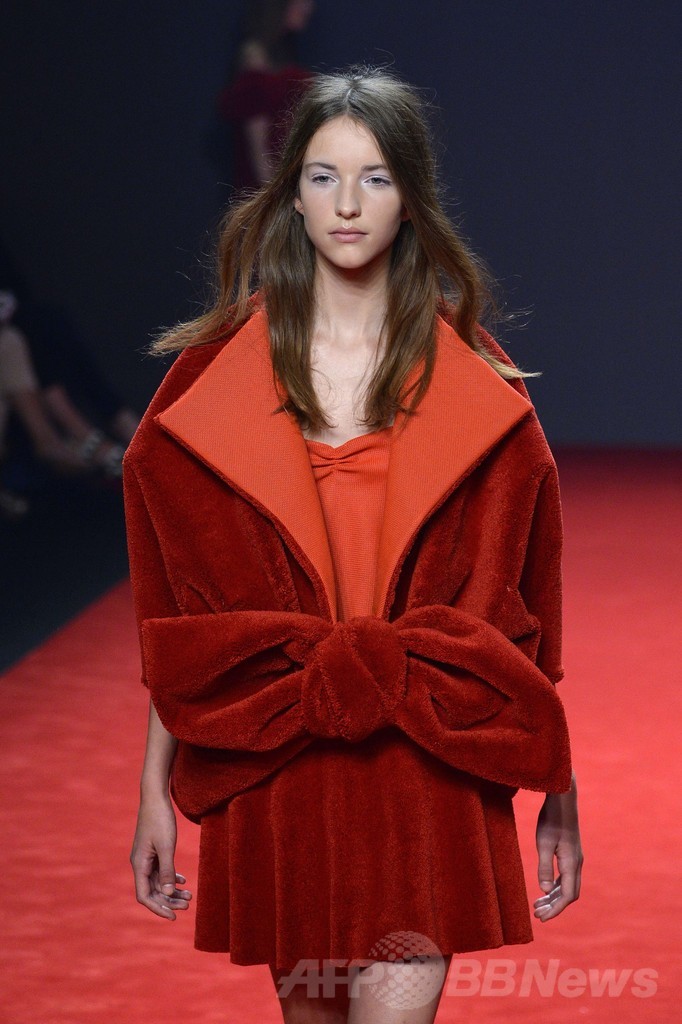 レッドカーペットから作ったドレス、「ヴィクター＆ロルフ」14/15年秋冬オートクチュール