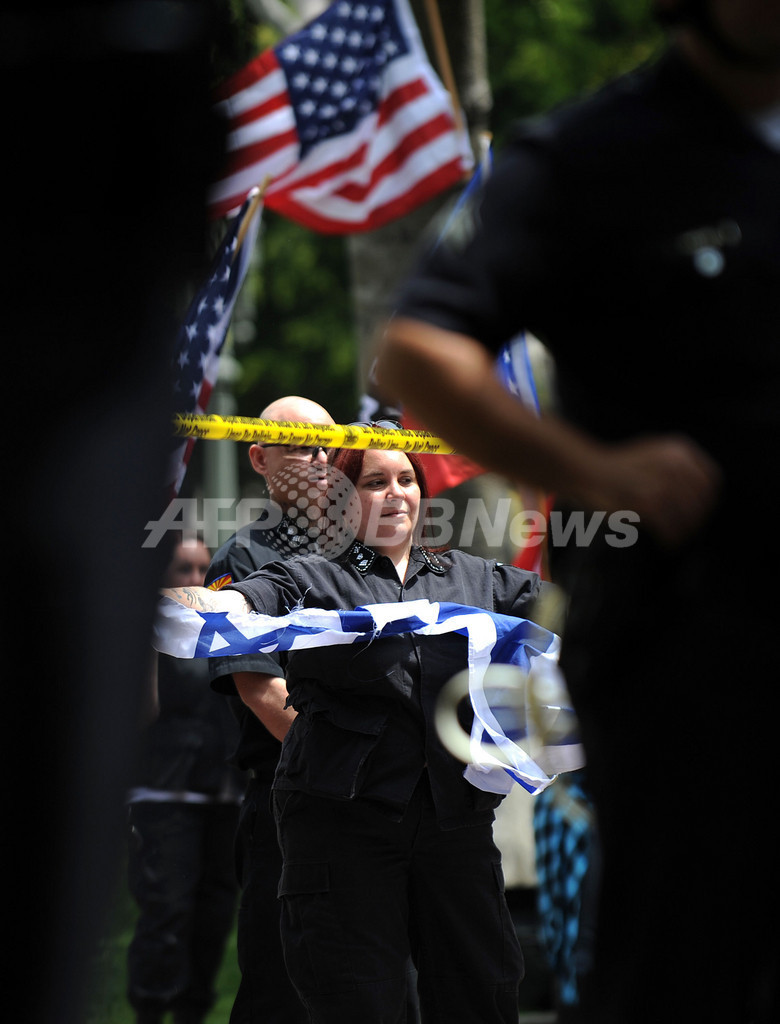 移民反対ネオナチ集団、ロスでマイノリティ団体らと衝突