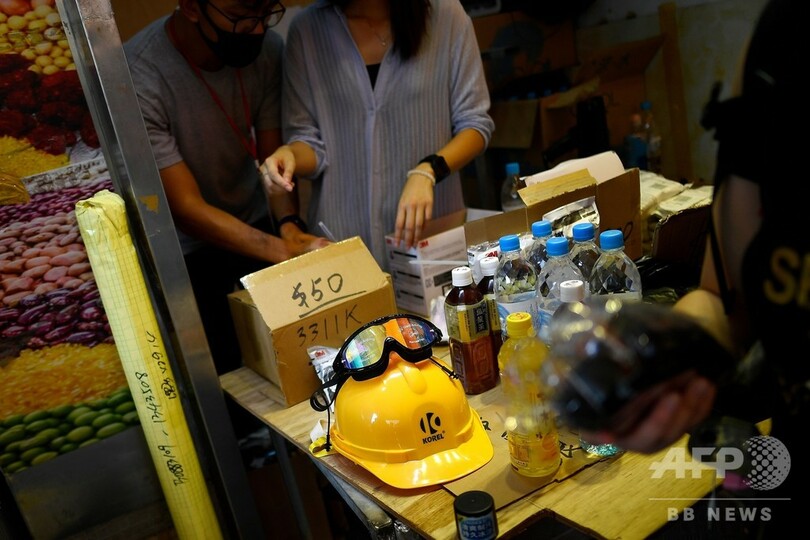 香港の若者に人気のポップアップ店、売れ筋はガスマスクやヘルメット