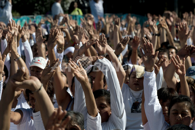 1400人で集団ヨガ、メキシコ市