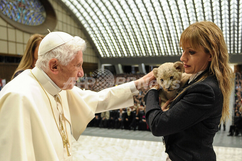 ライオンの子どもと触れ合うローマ法王