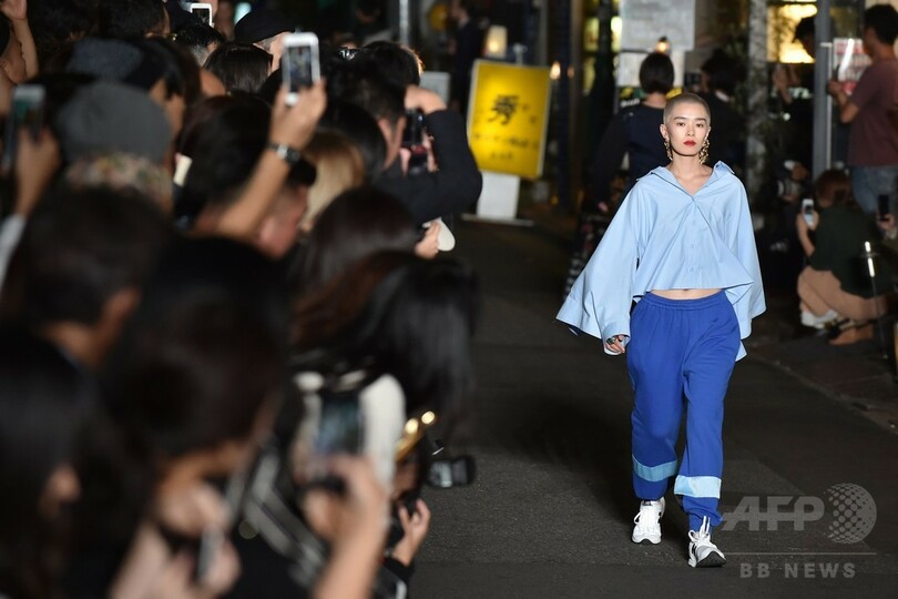 フランス発「コシェ」、原宿の路上でショー開催