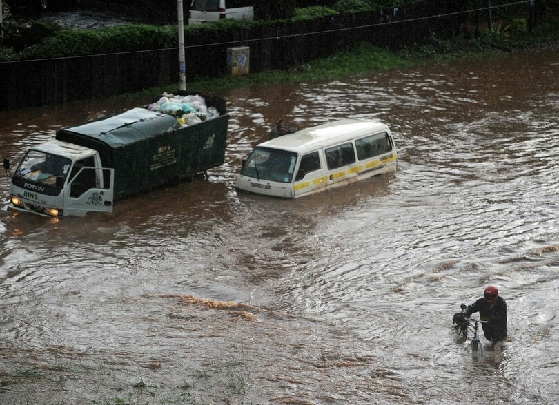雨期で豪雨と洪水のケニア・ナイロビで7階建てビルが崩壊
