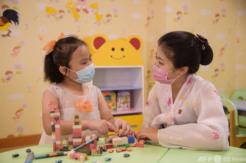 お遊戯会におやつタイム 北朝鮮の孤児院