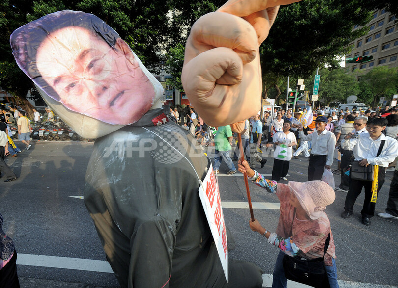 中国高官の訪台に抗議、デモ隊と警察が激しく衝突 台北