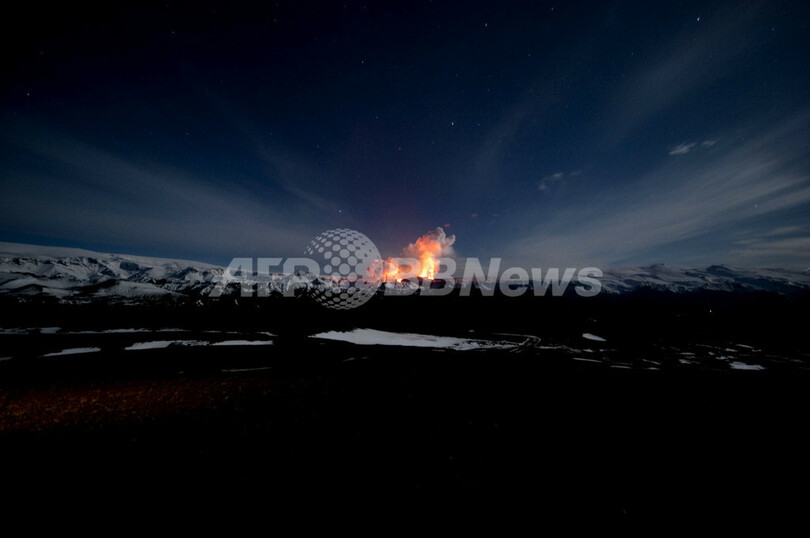 旅は自己責任で！アイスランドの火山に観光客群がる