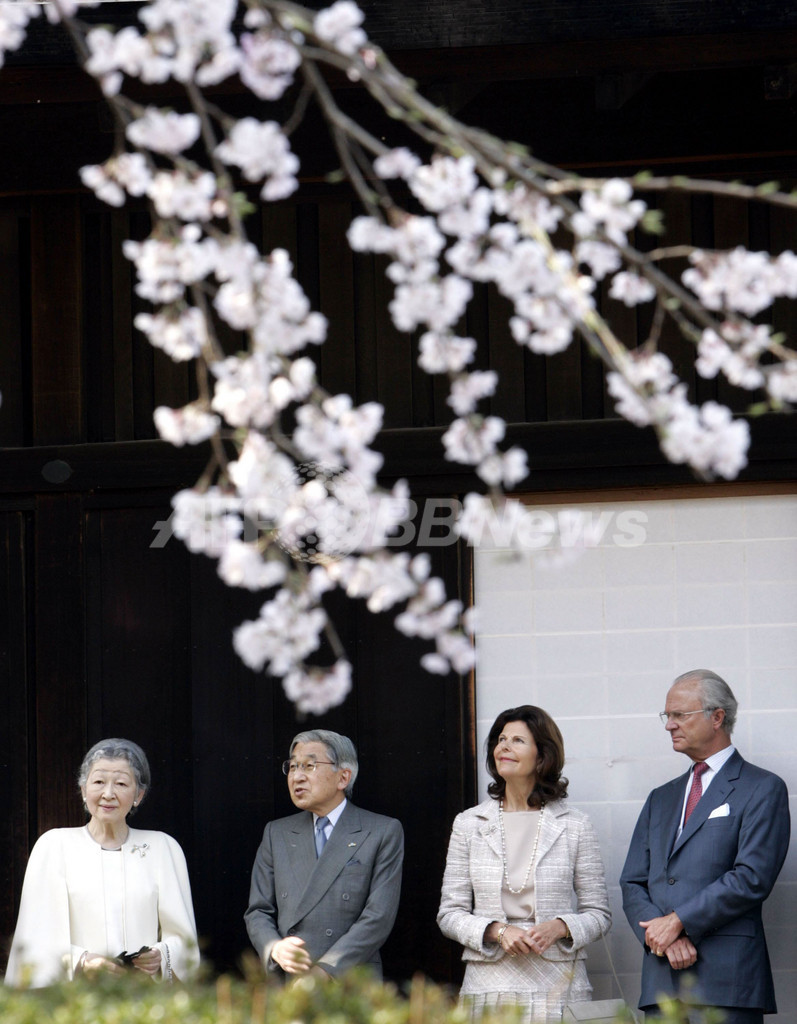 両陛下、スウェーデン国王夫妻と満開の桜楽しむ - 埼玉