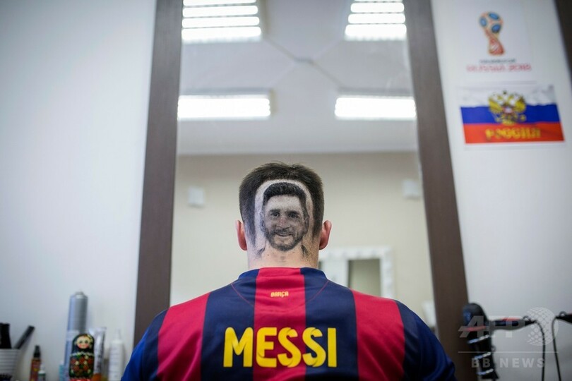 W杯に向けた最旬は「ヘアタトゥー」？ 頭にメッシの顔描くセルビアの理髪師
