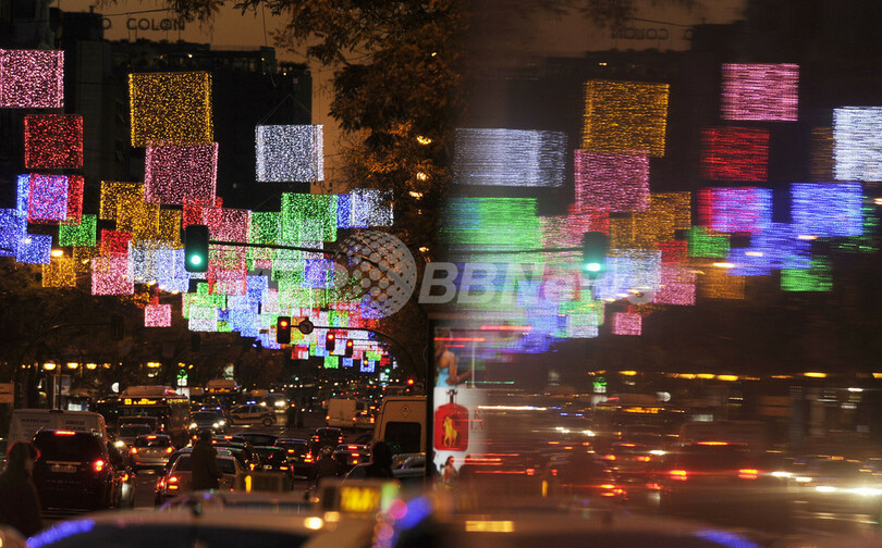 クリスマス間近のマドリード、イルミネーションでお化粧