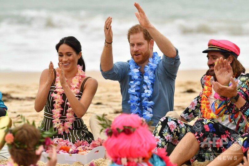 ヘンリー英王子とメーガン妃、はだしでボンダイビーチに