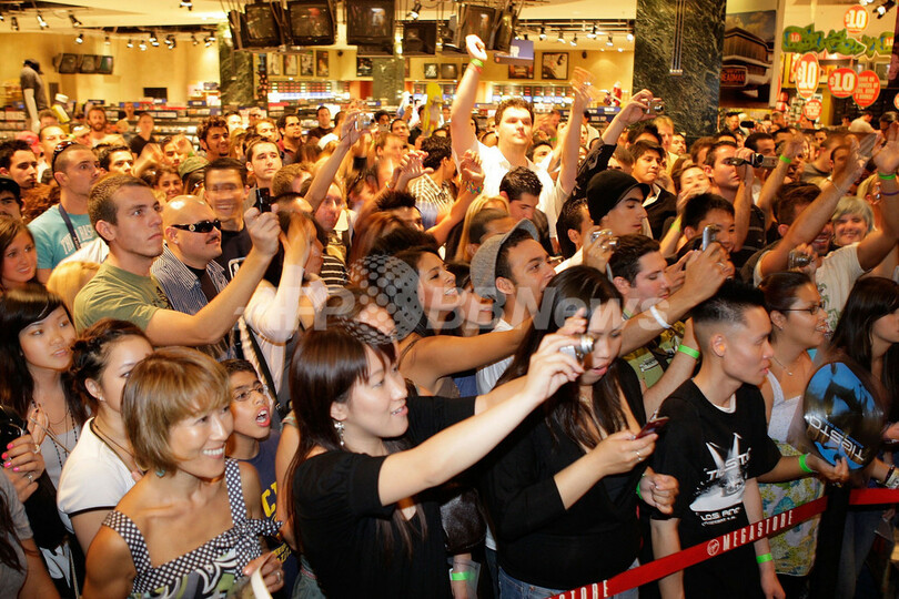 DJティエスト 新作アルバム『Elements Of Life』のPRでヴァージン・メガストアに登場