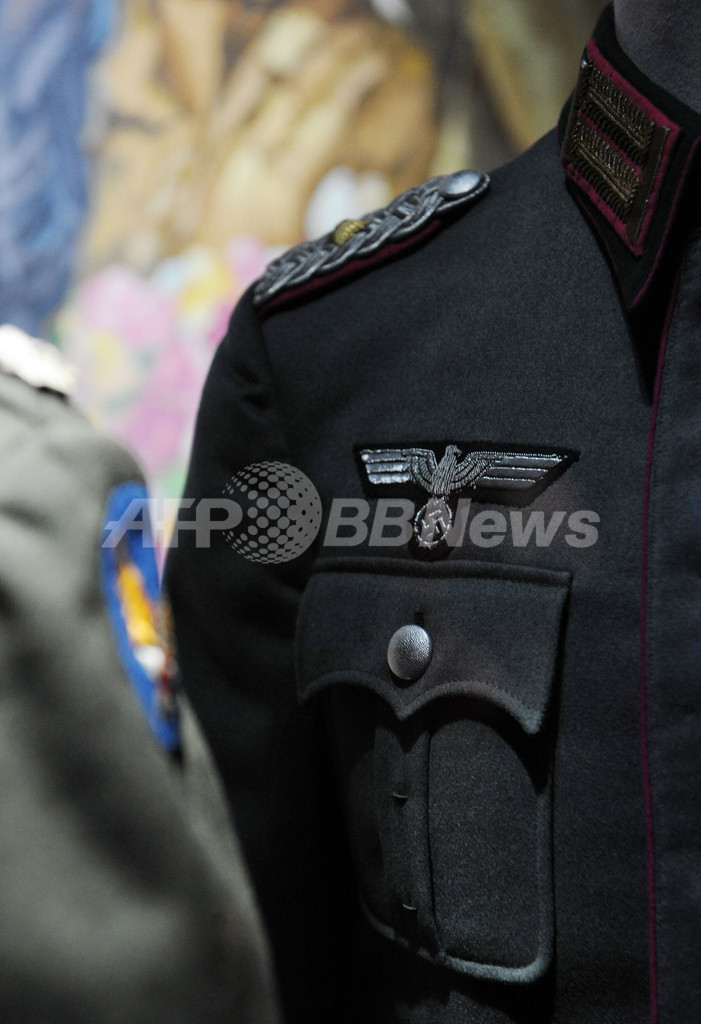 イライジャ・ウッド、「戦争と誘惑」展のプレスカンファレンスに出席