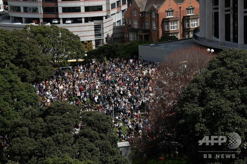 NZ首都に4万人集結、生徒らが気候変動対策訴える「グレタも言っている！」
