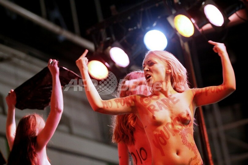 トップレスでポルノ産業に抗議、女性権利団体FEMEN