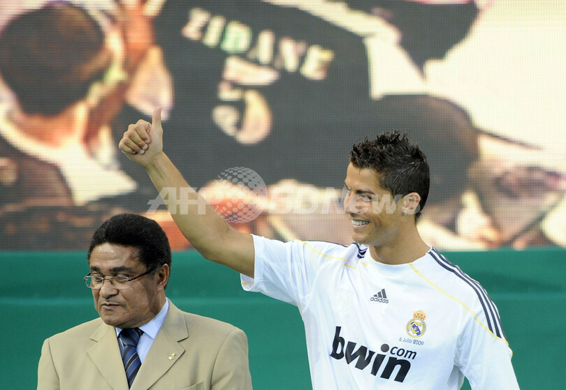 ロナウドのレアル・マドリード入団発表に8万人、背番号は9に