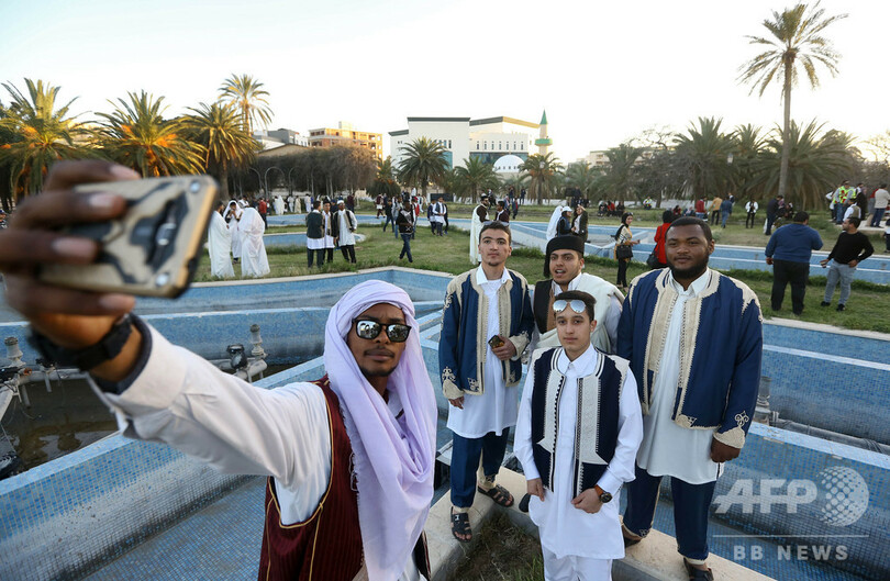 華やか伝統衣装でセルフィー、リビア首都