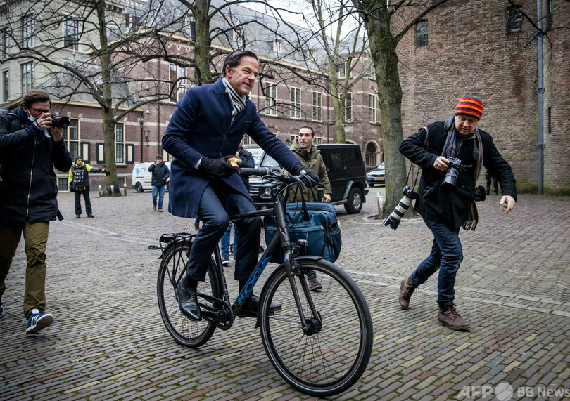 オランダ内閣総辞職、児童手当の不正受給問題