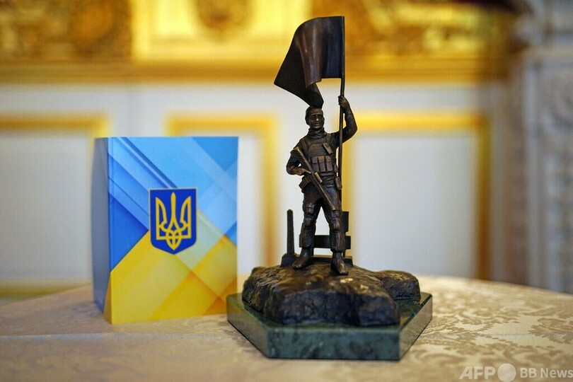 ウクライナ首相、英国王に島奪還の像プレゼント