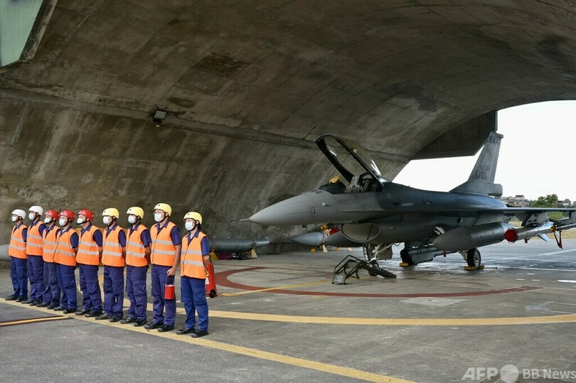 台湾、最新鋭戦闘機を誇示 中国軍の大規模演習受け