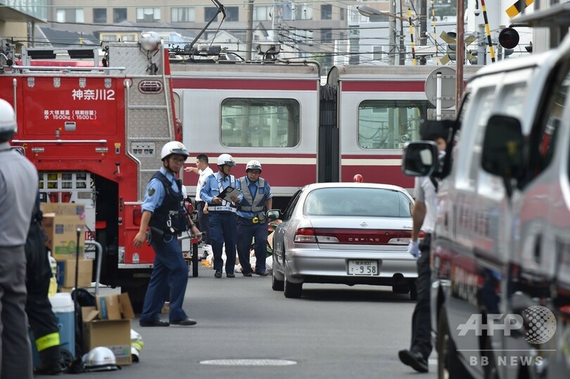 京急・電車とトラックが衝突 1人死亡、約30人負傷