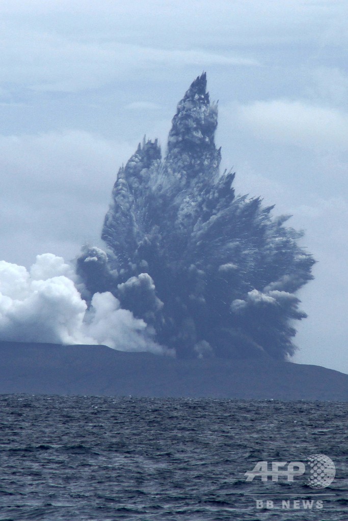 津波引き起こした火山島がまた噴火、インドネシア・スンダ海峡