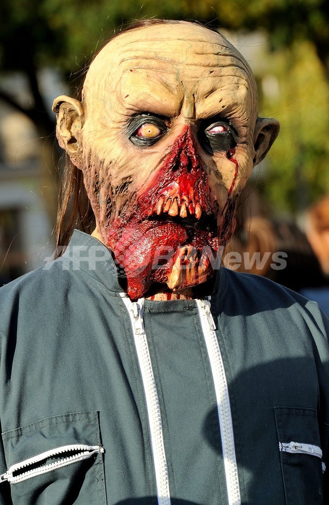 フランスにゾンビが大量出没、仮装イベント