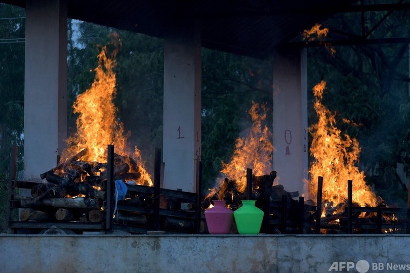 途切れぬ炎、逼迫する火葬場 インド
