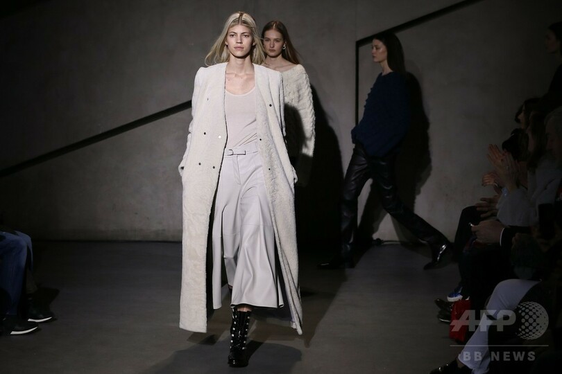 ひねりの効いたフォームにクラシカルなピンストライプ、「イーチ × アザー」15/16秋冬