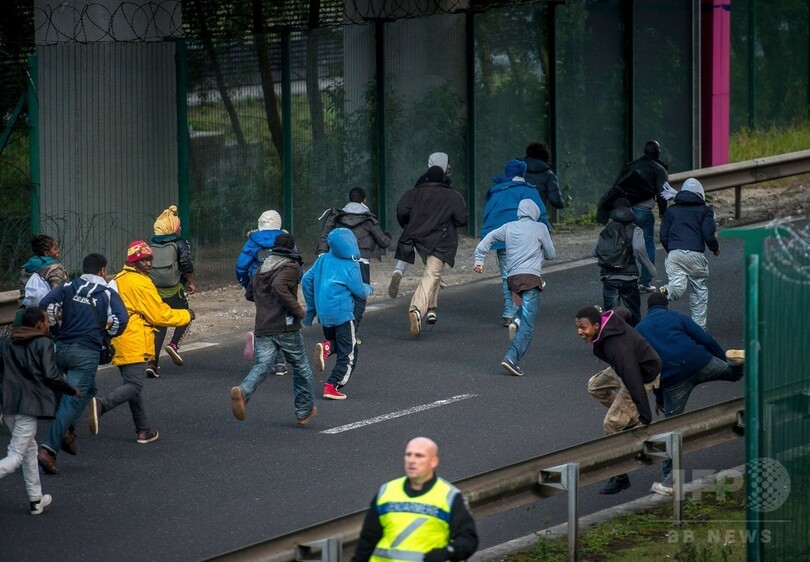 英仏海峡トンネルに難民殺到続く、200人を阻止 フランス