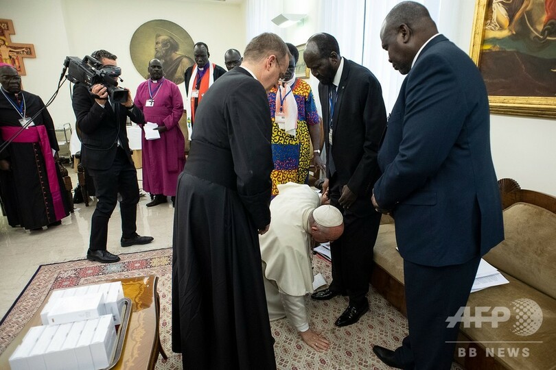 ローマ法王、足にキス 南スーダン大統領と反政府勢力指導者らに