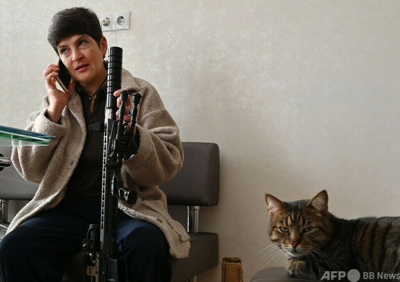 「家を守る」 銃を手にロシア侵攻に備えるウクライナの母親