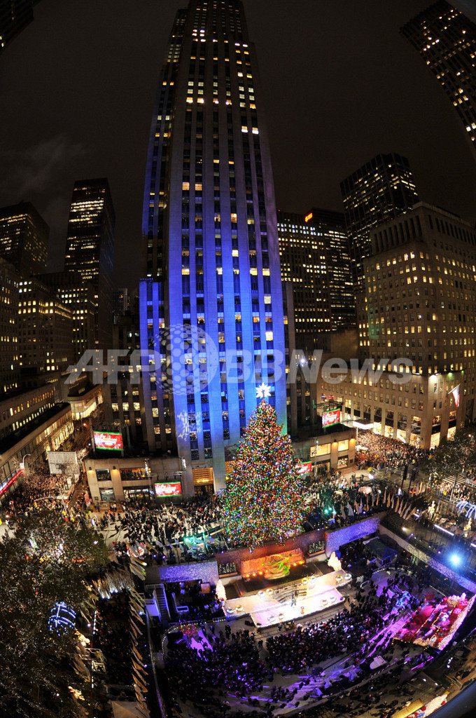 クリスマスツリーがライトアップ、NYのロックフェラーセンター