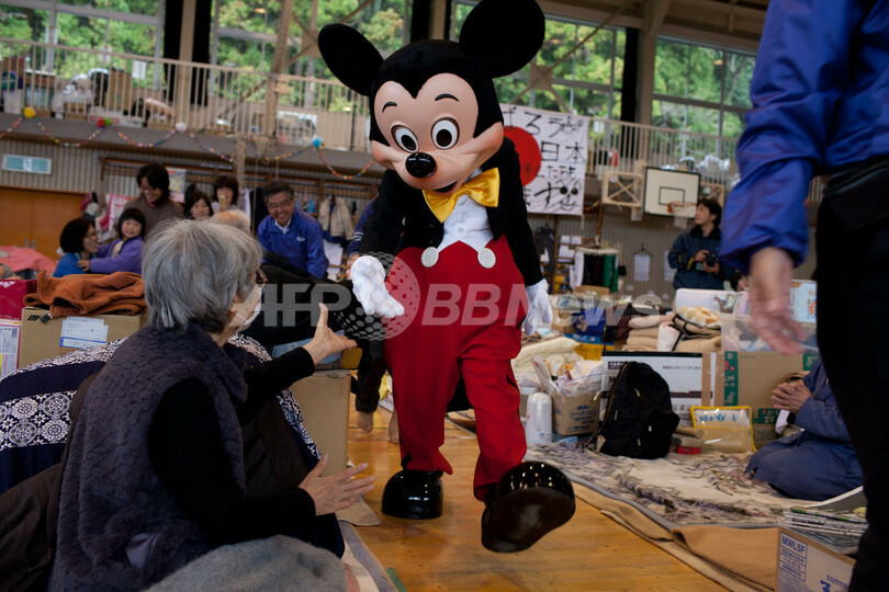 子どもたち大喜び、避難所にミッキーとミニー登場