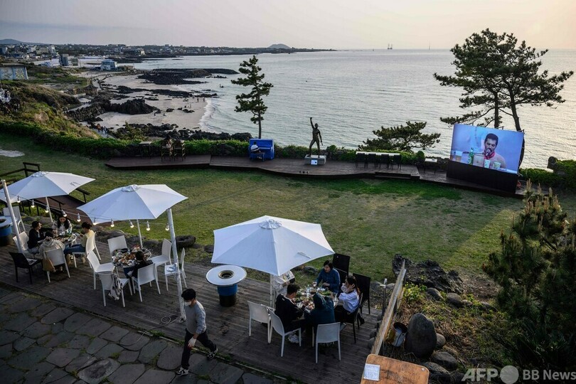 フレディ・マーキュリーさんの銅像除幕式 韓国・済州島