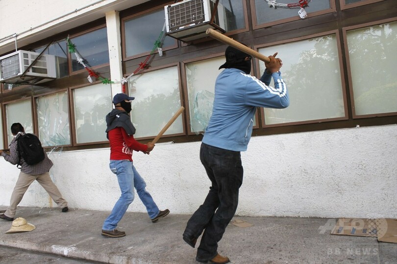 メキシコ学生失踪、市長らに逮捕令 抗議デモで市庁舎に放火も 