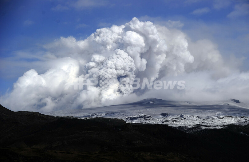 アイスランド、立ち上る火山灰