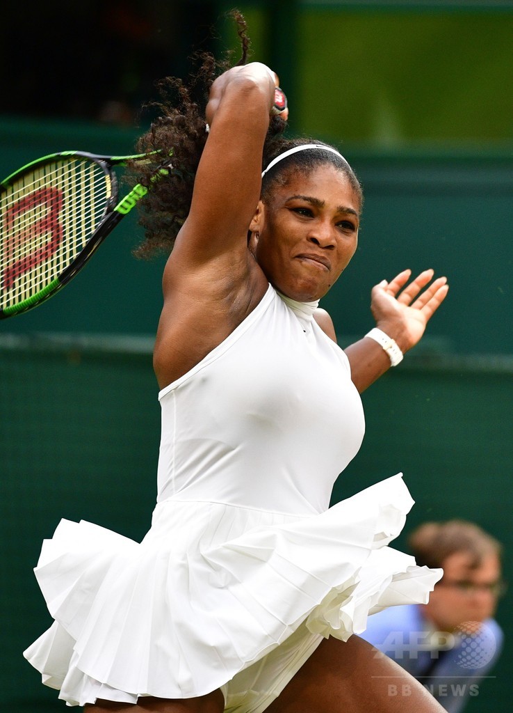 雨でぬれて危険なコートにセレーナが激高、ウィンブルドン選手権