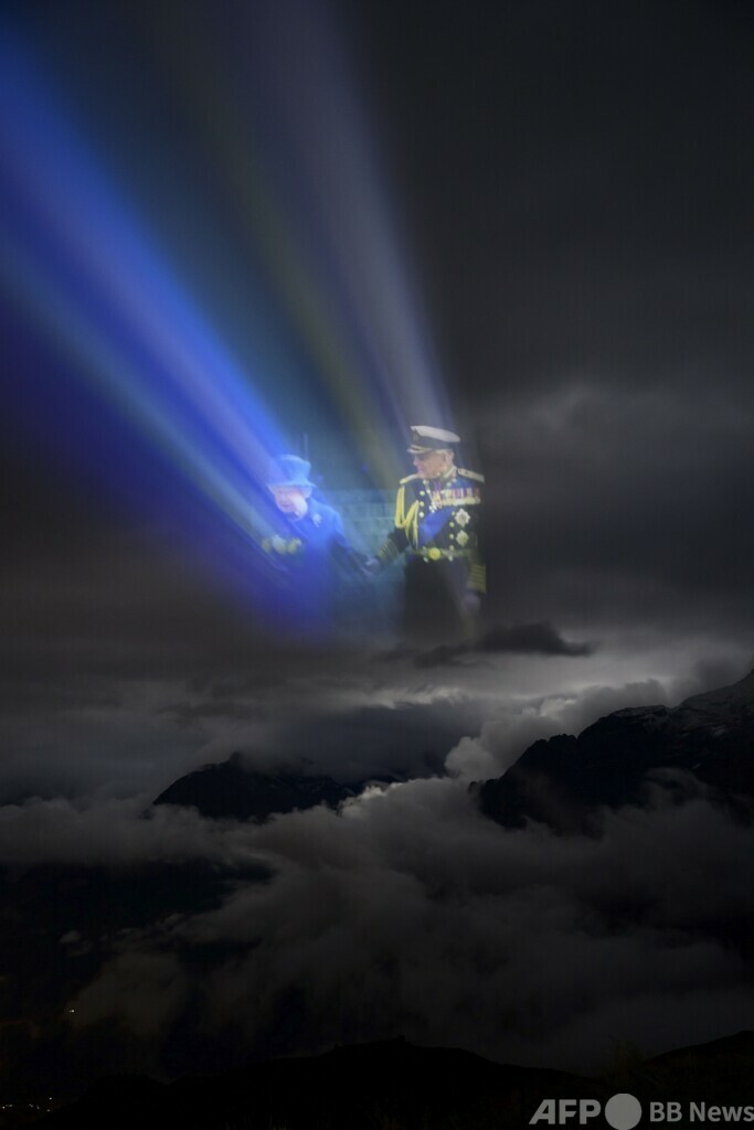 エリザベス女王、天上でフィリップ殿下と再会？ スイス・アルプスで巨大プロジェクション