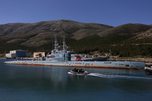 朽ちゆくソ連の潜水艦 アルバニア共産主義時代の遺物 写真8枚 国際