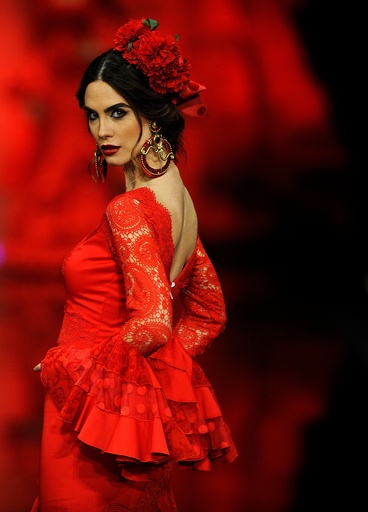華やかなフラメンコドレスを発表、スペイン・セビリアでファッション 