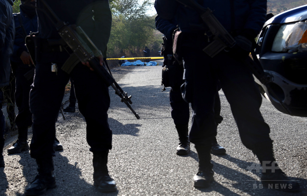武装集団が現金輸送車を襲撃、7人死亡 メキシコ 武装集団が現金輸送車を襲撃、7人死亡 メキシコ