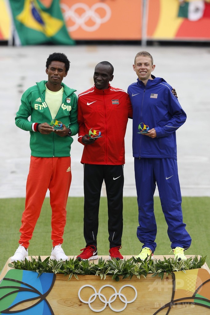 男子マラソン銀のエチオピア選手、命を懸けた抗議のポーズでゴールイン リオ五輪 写真6枚 国際ニュース:AFPBB News