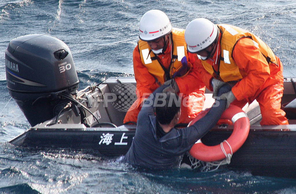 漁船転覆で15時間立ち泳ぎ、無事救助 写真1枚 国際ニュース：afpbb News 2721