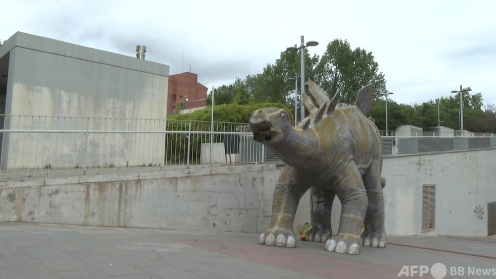 動画：恐竜像の中から男性の遺体、脱出不可能に？ スペイン・バルセロナ